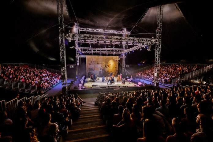 Sziget Fesztivál, Nagy Utcaszínház előadás - turisztika Sziget Fesztivál, Nagy Utcaszínház előadás - turisztika