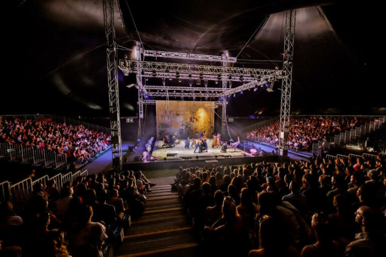 Sziget Fesztivál, Nagy Utcaszínház előadás - turisztika