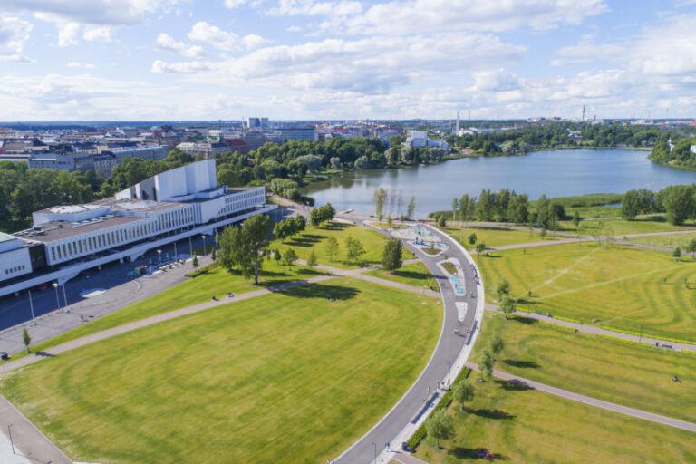Finlandia Hall, Töölönlahti Bay, Helsinki, Finnország - turisztika