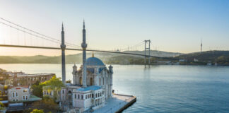 Ortaköy-mecset (Büyük Mecidiye Camii) neobarokk stílusú oszmán kori mecset Isztambulban