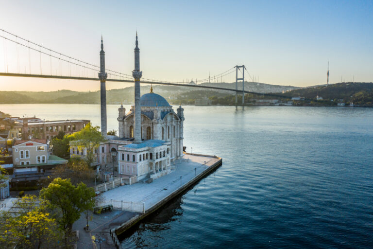 Ortaköy-mecset (Büyük Mecidiye Camii) neobarokk stílusú oszmán kori mecset Isztambulban