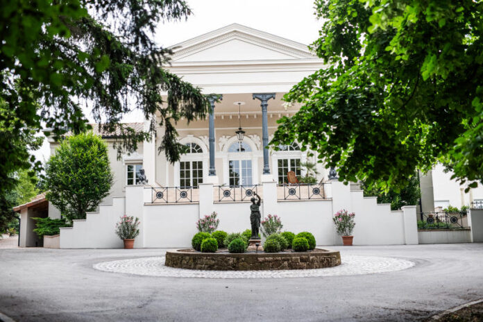 Nagyréde, Scharioth Kastély - turisztika, gasztronómia