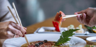 sashimi a japán konyhaművészet egyik legismertebb és legősibb fogása