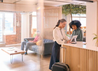 Egyre több szálláshely készül a digitális nomádokra szállodai recepció, hotel bejentkezés - vendéglátás