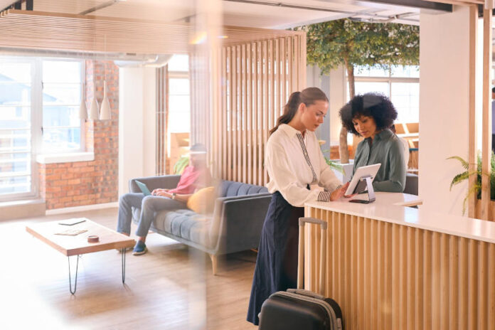 szállodai recepció, hotel bejentkezés - vendéglátás