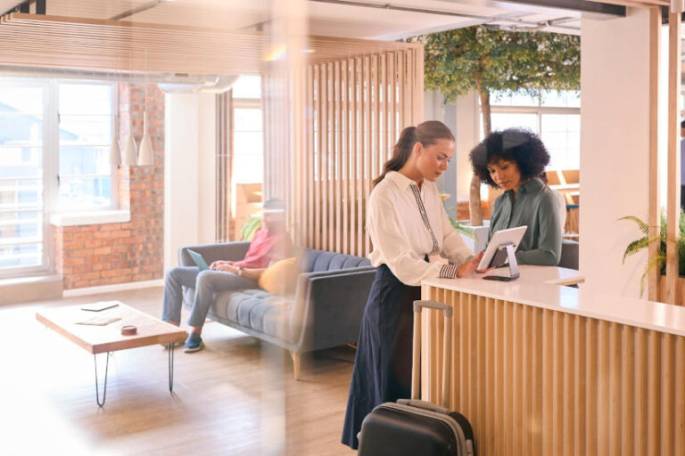 szállodai recepció, hotel bejentkezés - vendéglátás