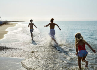 Utazási trendek a nyári szezon után tengerparti nyaralás, oceán - turisztika, kiutaztatás