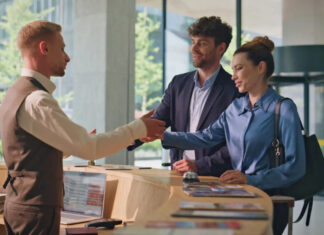 hotel recepció, check-in - turisztika