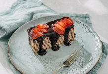 Palacsintatorta csokoládéval és eperrel recept Palacsintatorta csokoládéval és eperrel recept