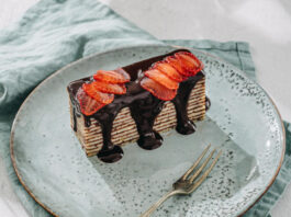 Palacsintatorta csokoládéval és eperrel recept