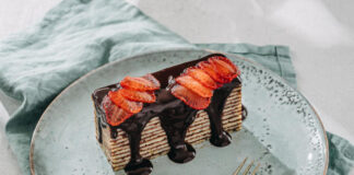 Palacsintatorta csokoládéval és eperrel recept Palacsintatorta csokoládéval és eperrel recept