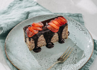 Palacsintatorta csokoládéval és eperrel recept