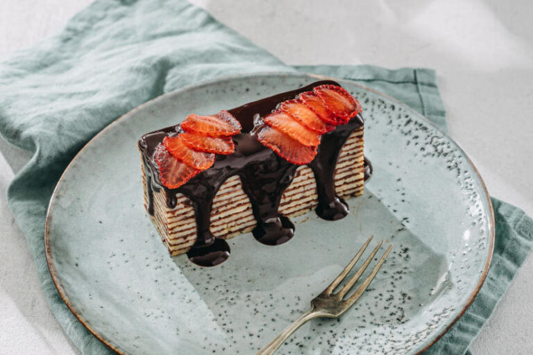 Palacsintatorta csokoládéval és eperrel recept