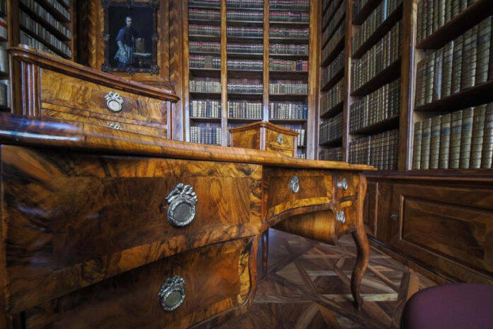 Veszprémi Érseki Palota könyvtárszoba - kultúra