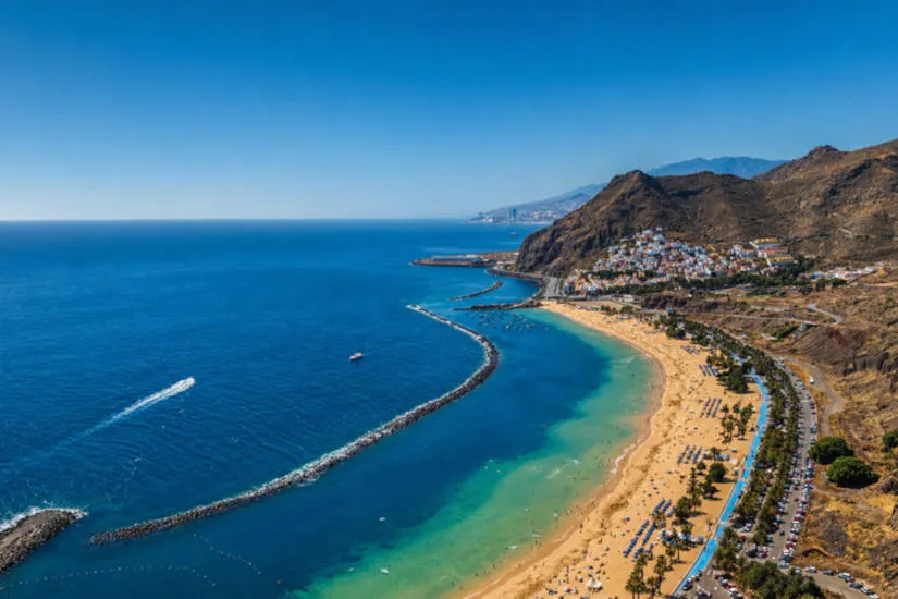 Spanyol tengerpart, Playa de las Teresitas, Tenerife - turizmus